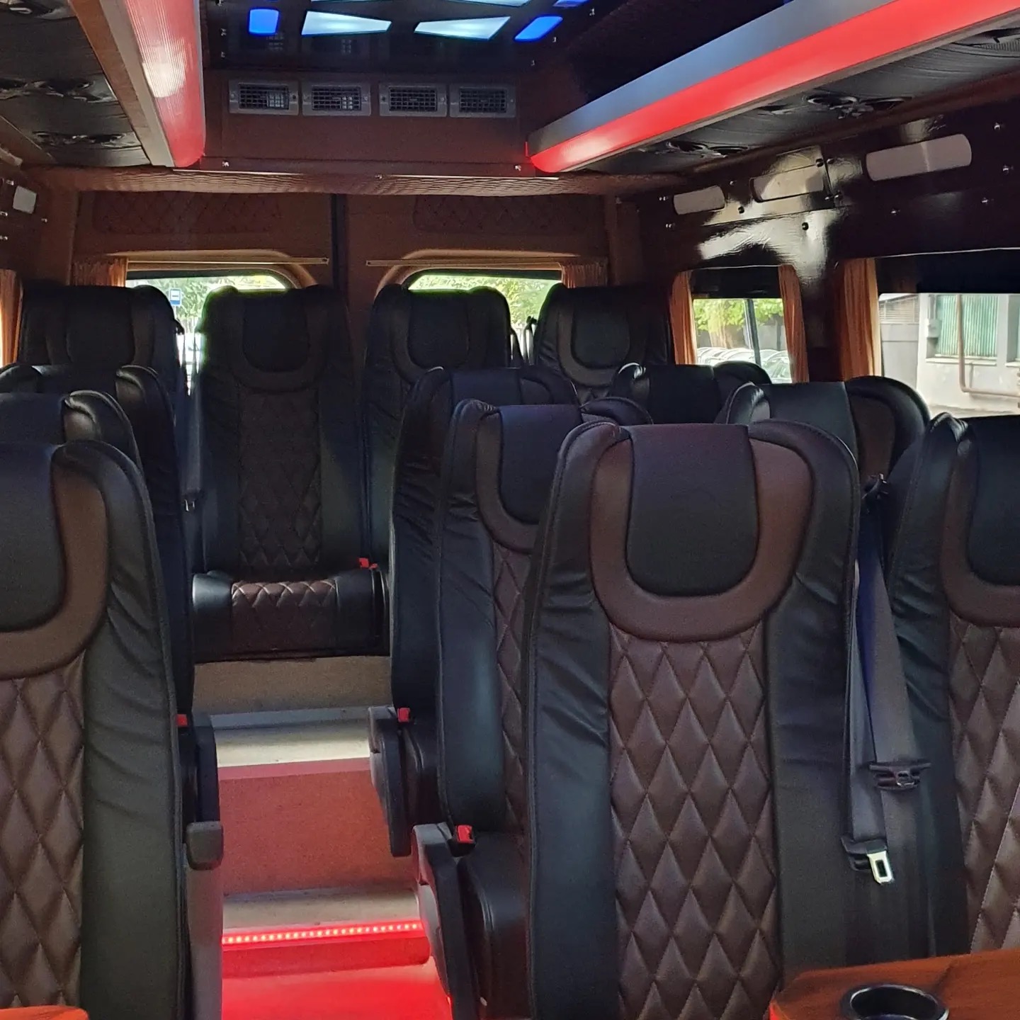 მიკროავტობუსის დაქირავება