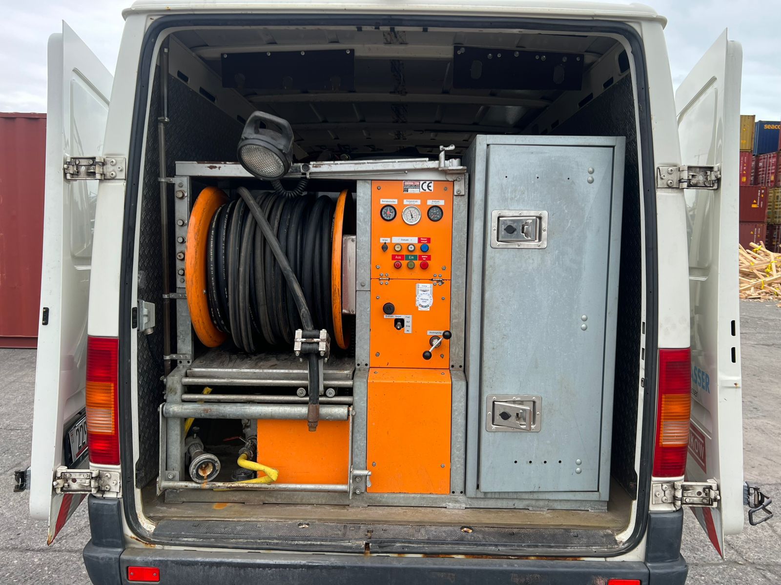 კანალიზაციის გაწმენდა წყლის ჭავლის მანქანით 