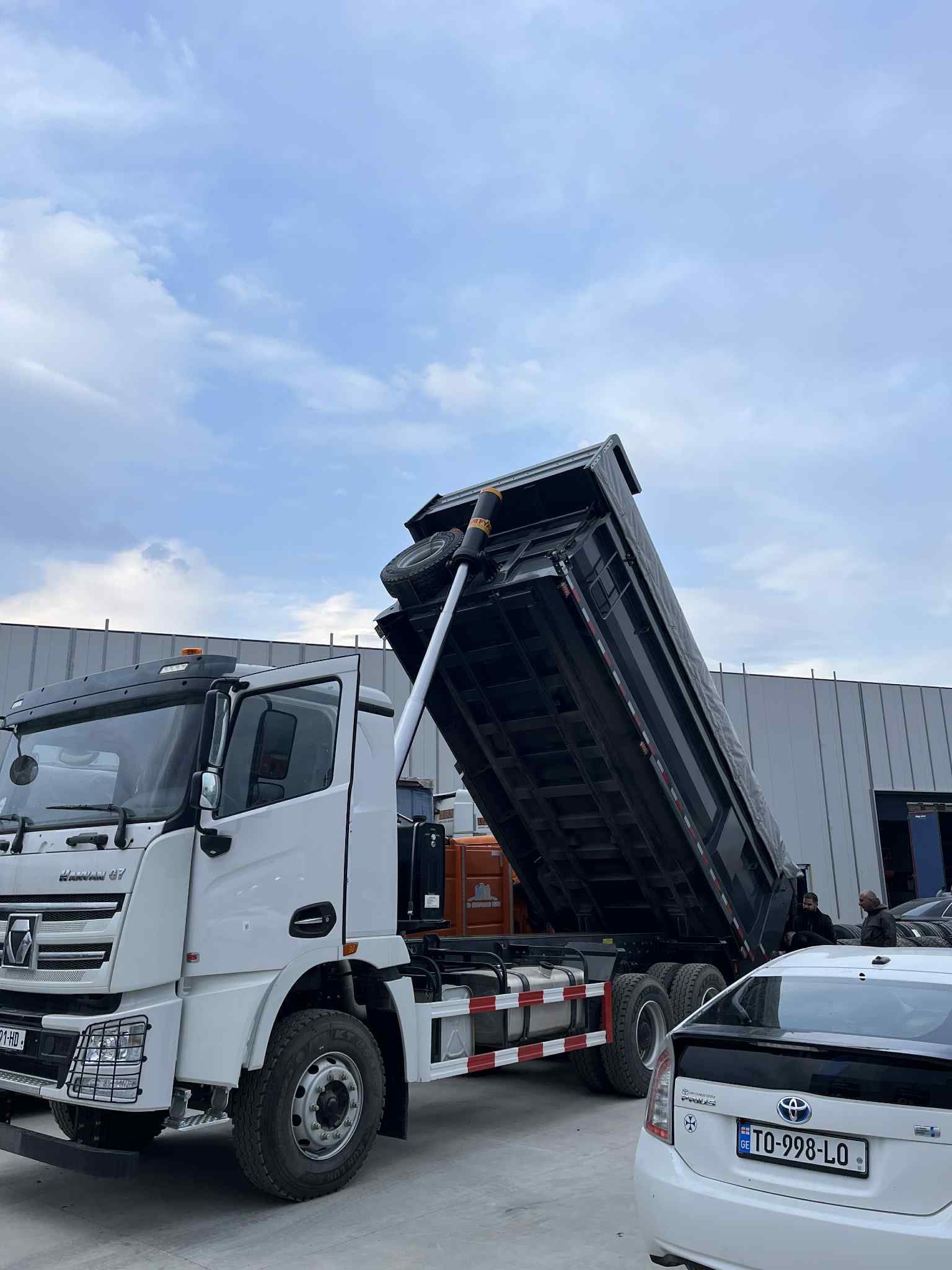 ქირავდება თვითმცლელი