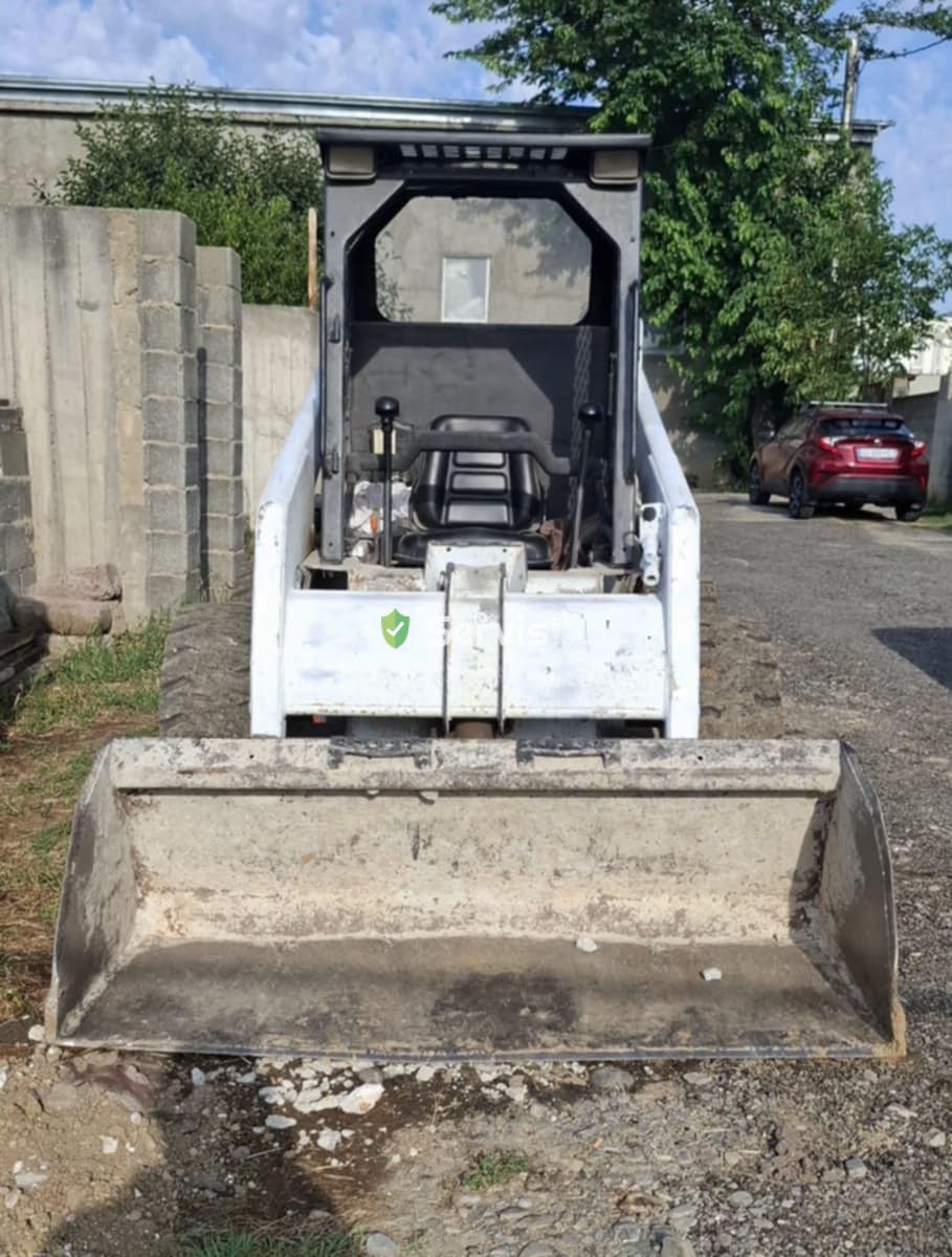 ბობკატით მომსახურება ტვირთავს ნებისმიერ მანქანას  დამიკავშირდით 571004087